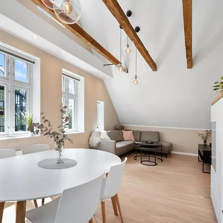 アパート Roomsly I Next To Bryggen With Balcony ベルゲン