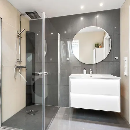 Roomsly I Next To Bryggen With Balcony