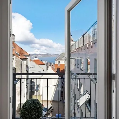 Roomsly I Next To Bryggen With Balcony アパート